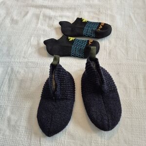 Bombas gripper slippers blue toddler 5-7 & xs socks black both EUC
